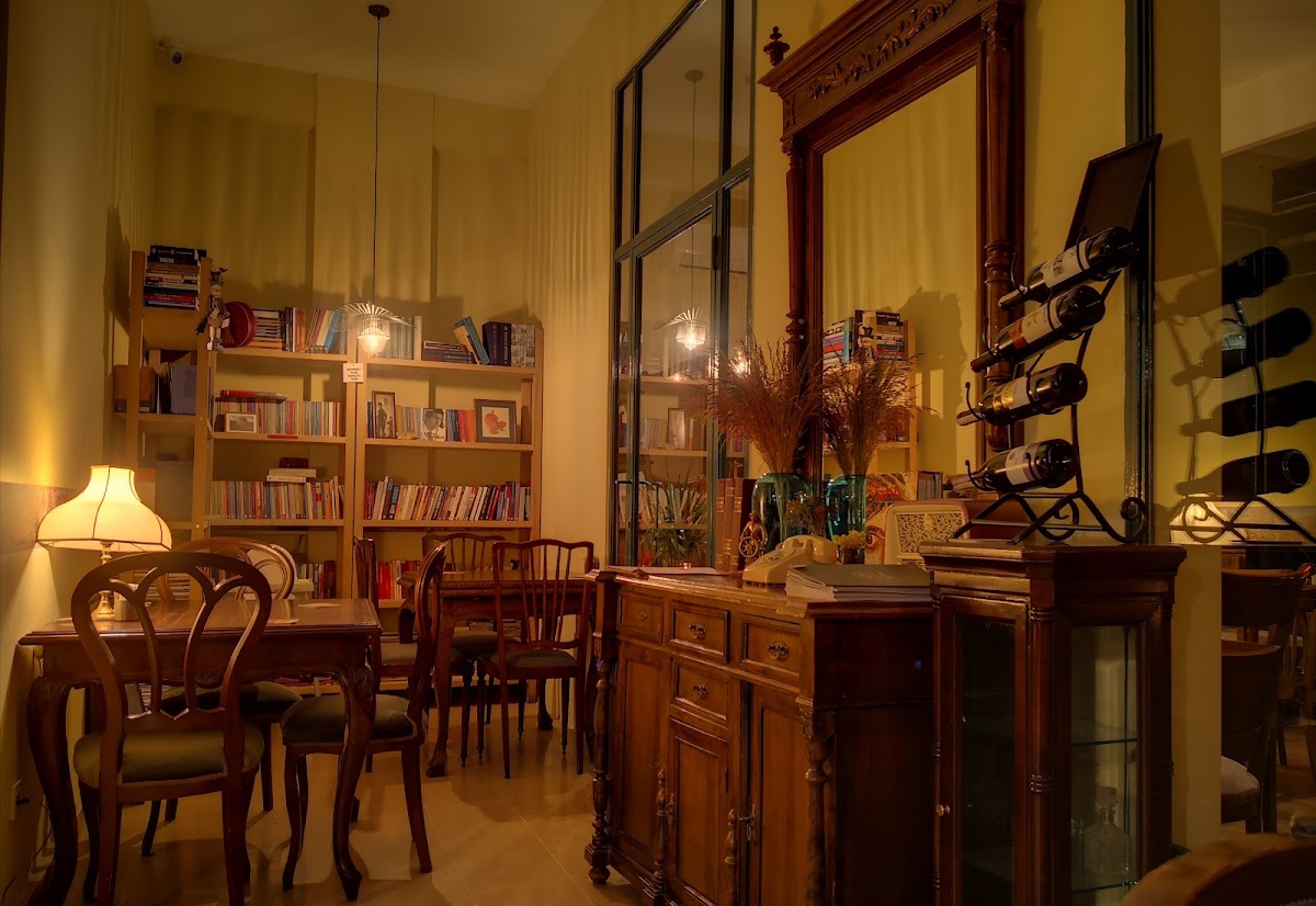 SoliBar iç mekan — antik mobilyalar ve amber aydınlatma