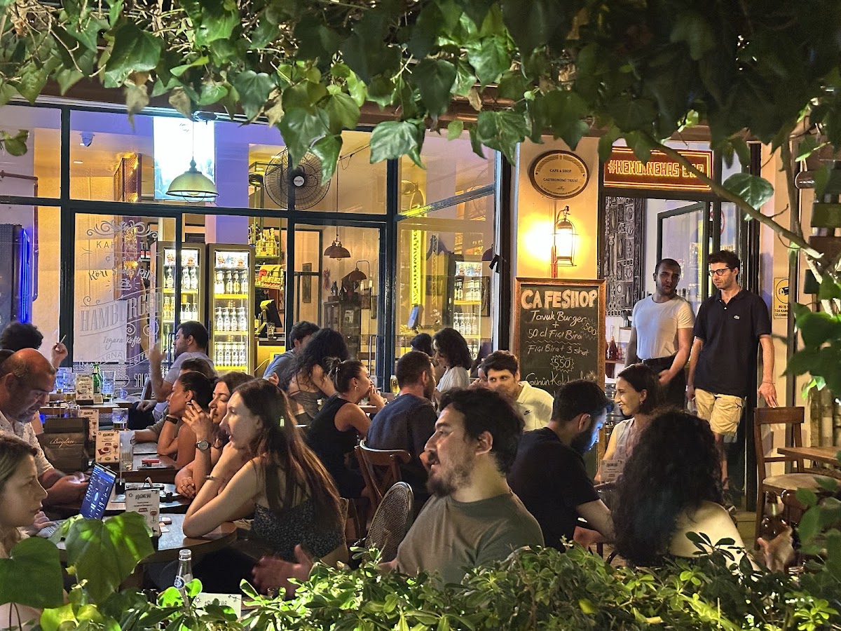 SoliBar dış mekan — gece aydınlatması